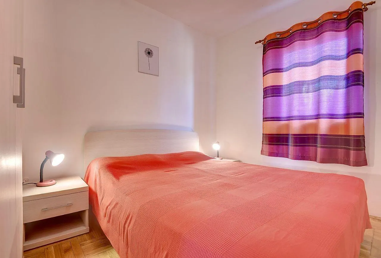Apartment Schoene Ferienwohnung Nur 100 Meter Bis Zum Strand In Medulin Mit Klima, Wlan, Balkon Croatia